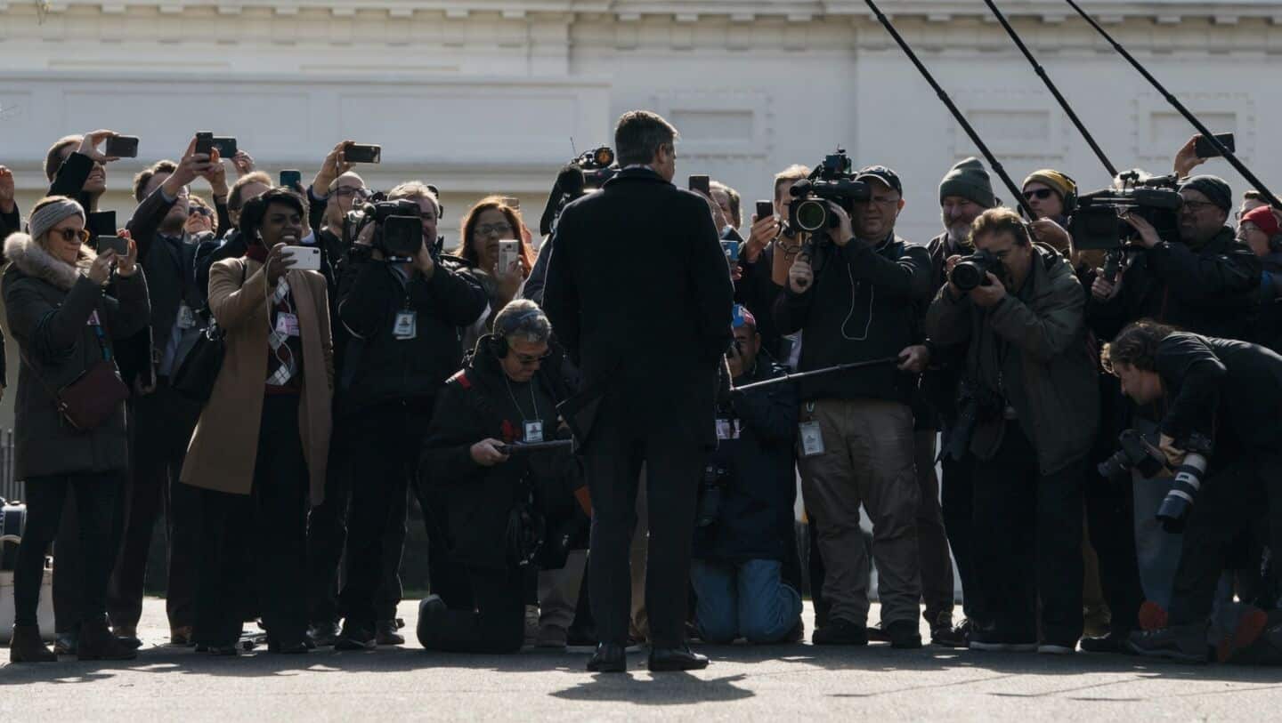 Jim Acosta urges solidarity after White House bans 3 outlets