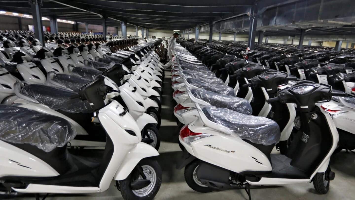 India 2-wheeler registrations fall 8.3% while EVs jump 62.4%