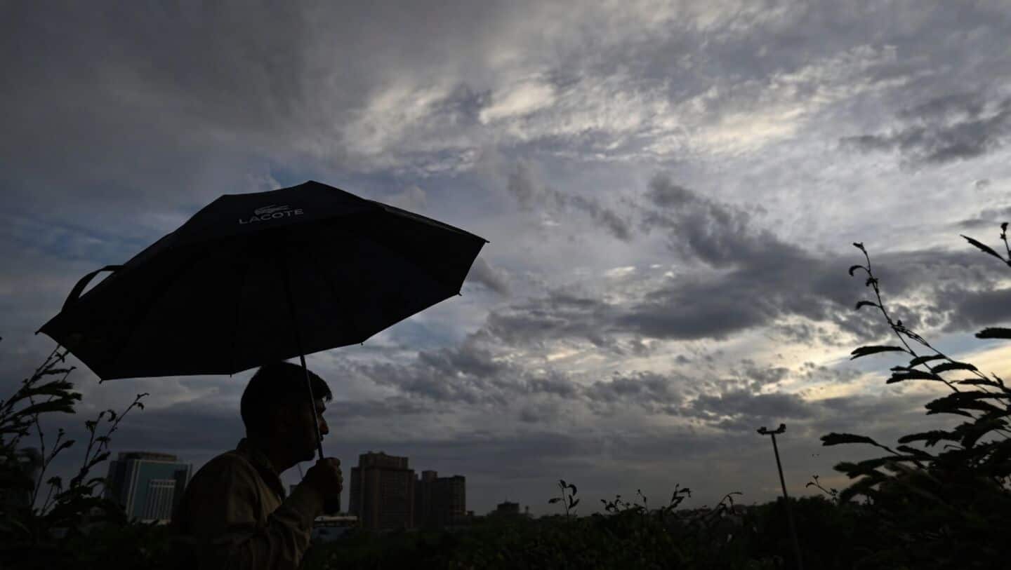 Delhi cools to 38.5 Celsius as Monday afternoon storms expected