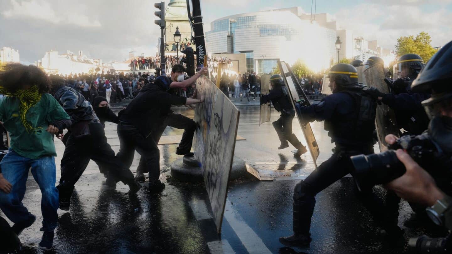 Paris student protests escalate, tear gas used, 6,600 arrested nationwide