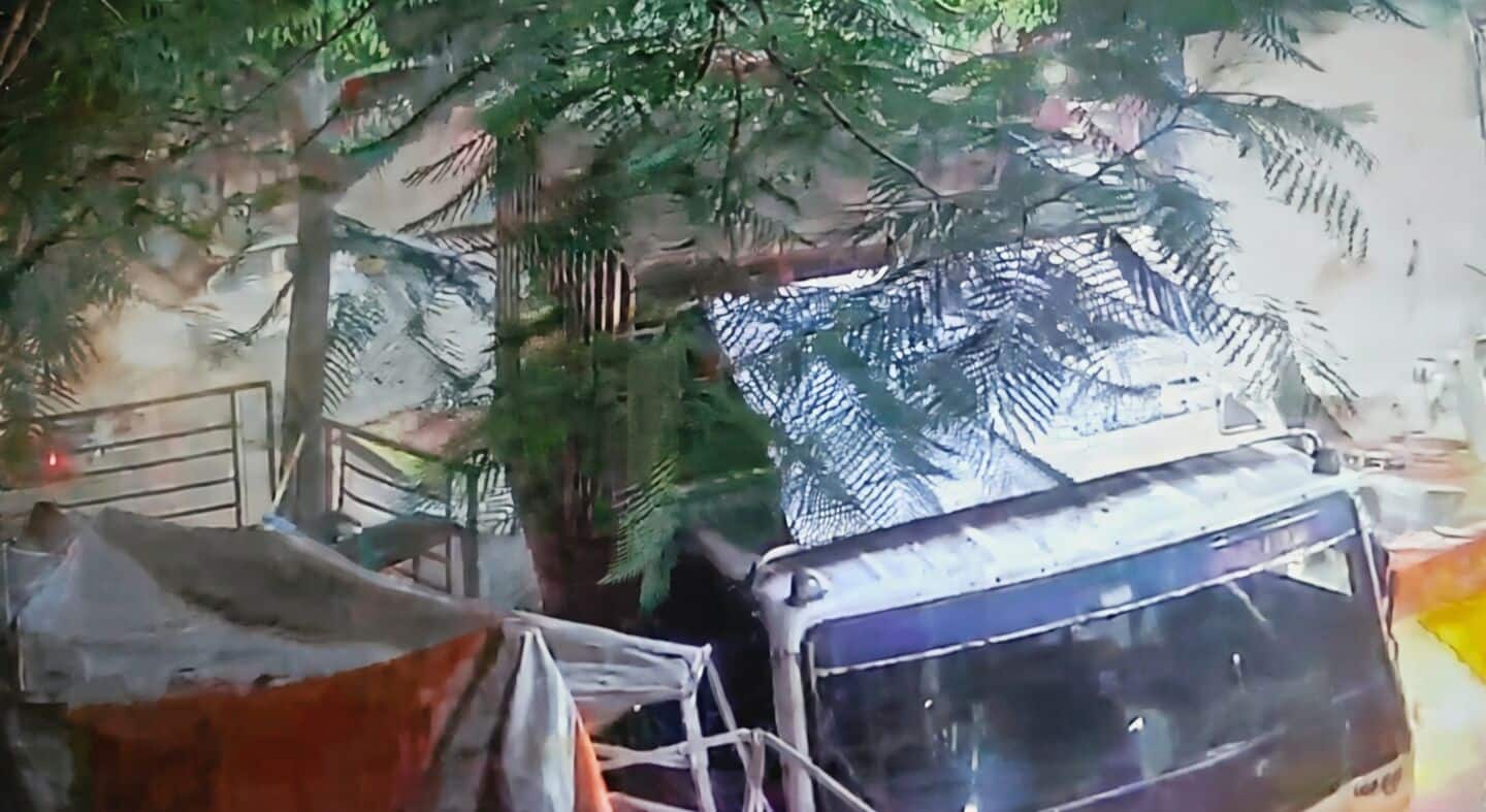 Reportedly drunk driver rams Amrapali Golf Homes gate injuring 4