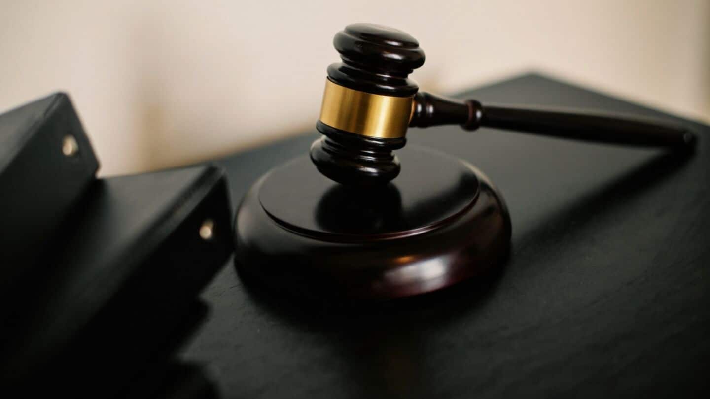 Starr Manufacturing sues Julie Watson over 1 star Google review