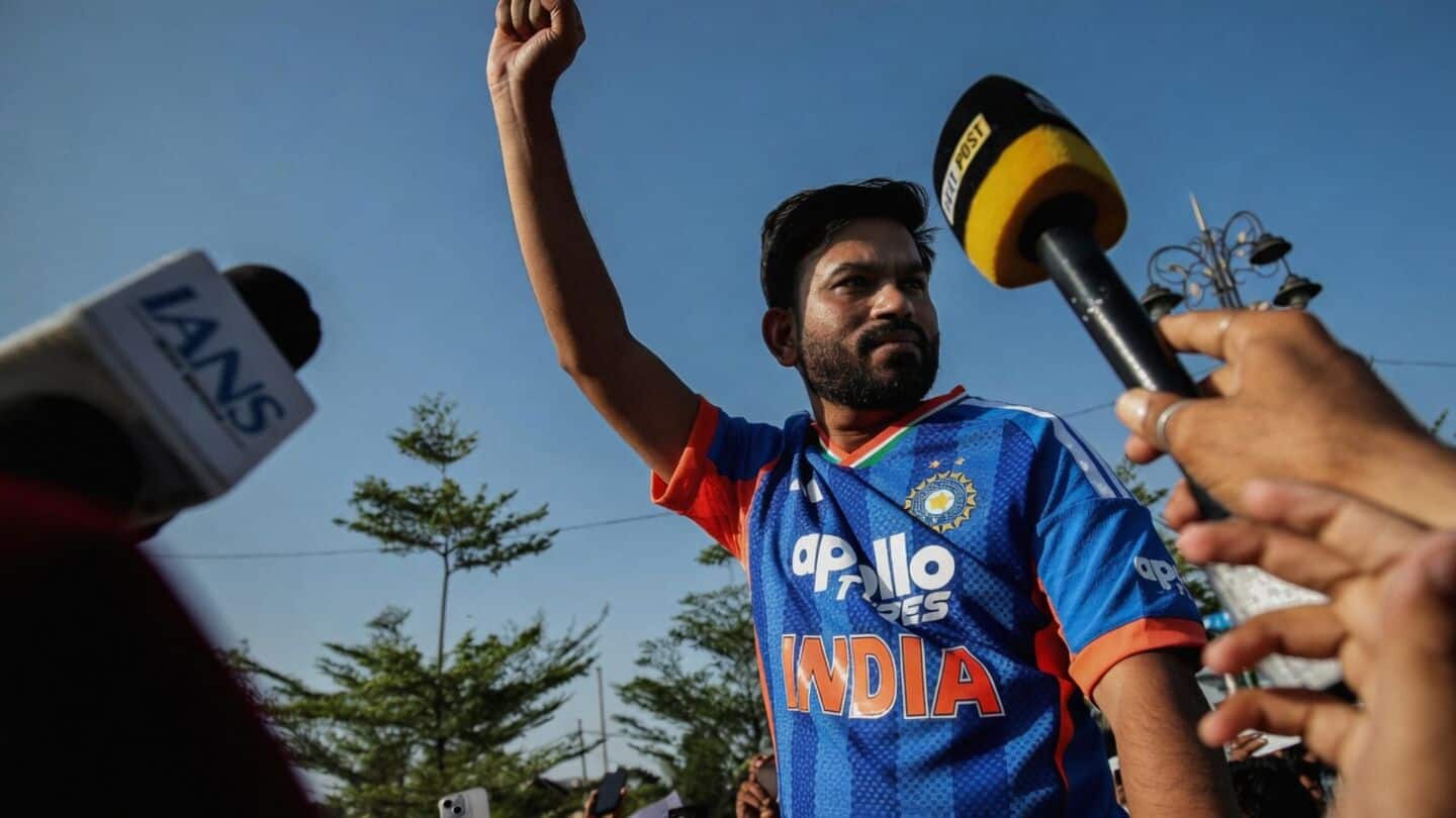 Abhijeet Dipke plays cricket at Jantar Mantar protesting exam leaks