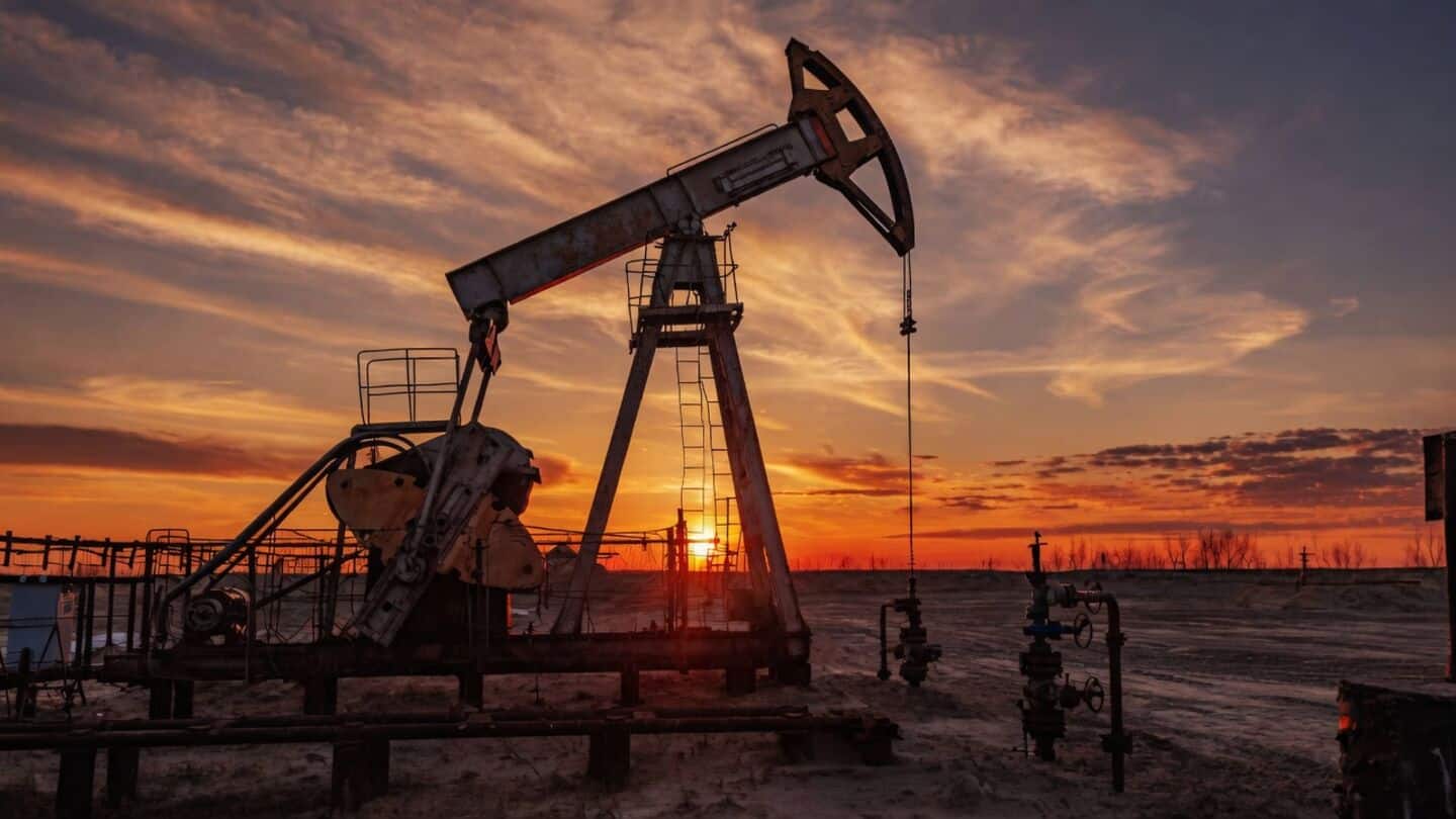 Oil steady as US sanctions on Iran drive weekly losses
