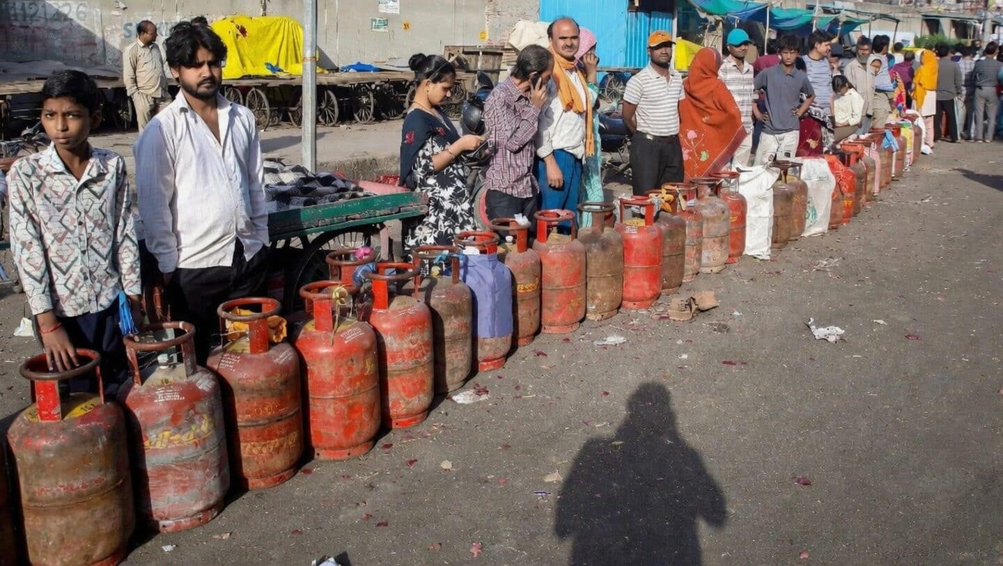 Undercover probe finds Delhi LPG cylinders sold at ₹4,300