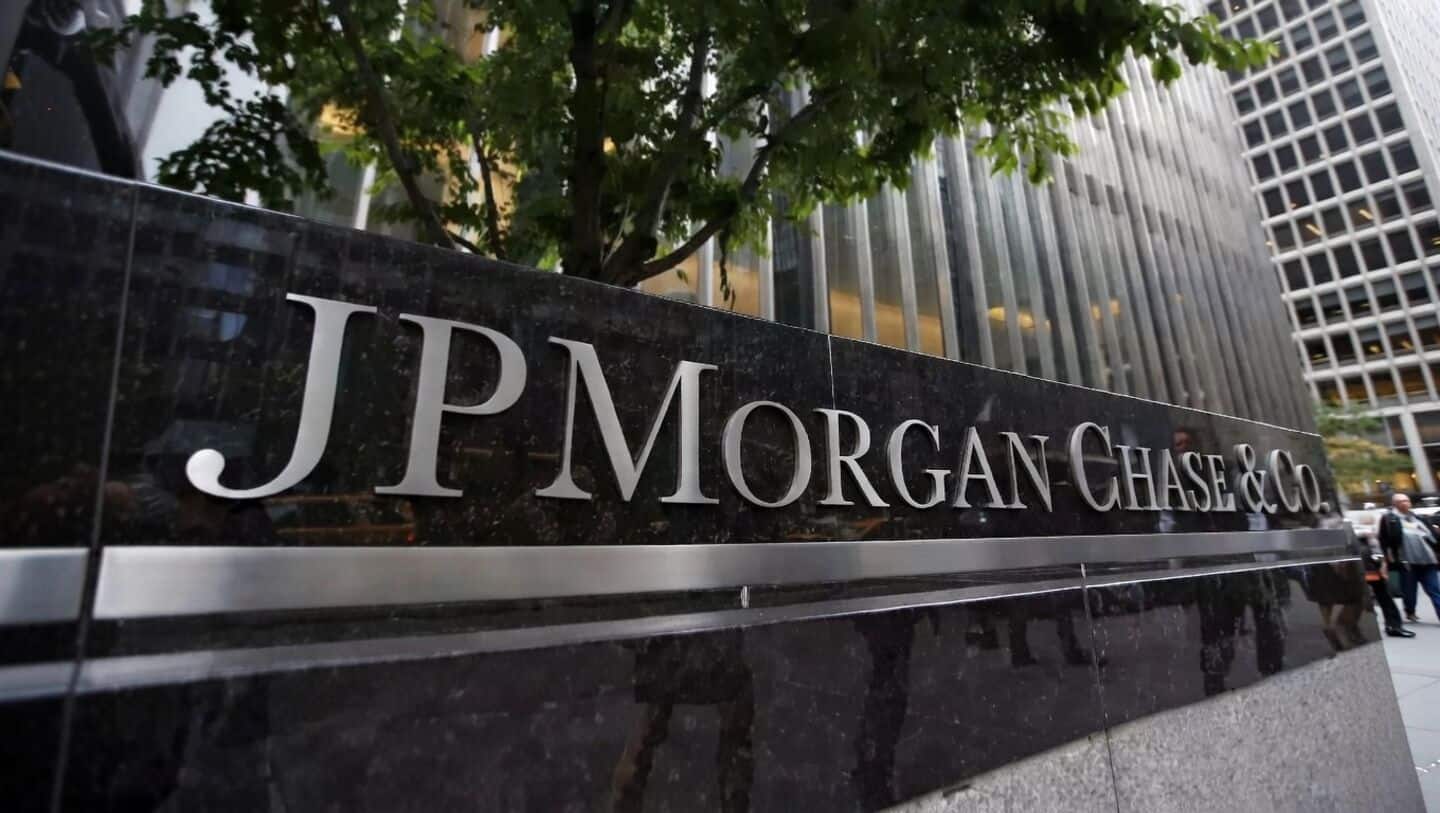 JPMorgan Chase ties software engineers' performance ratings to AI use