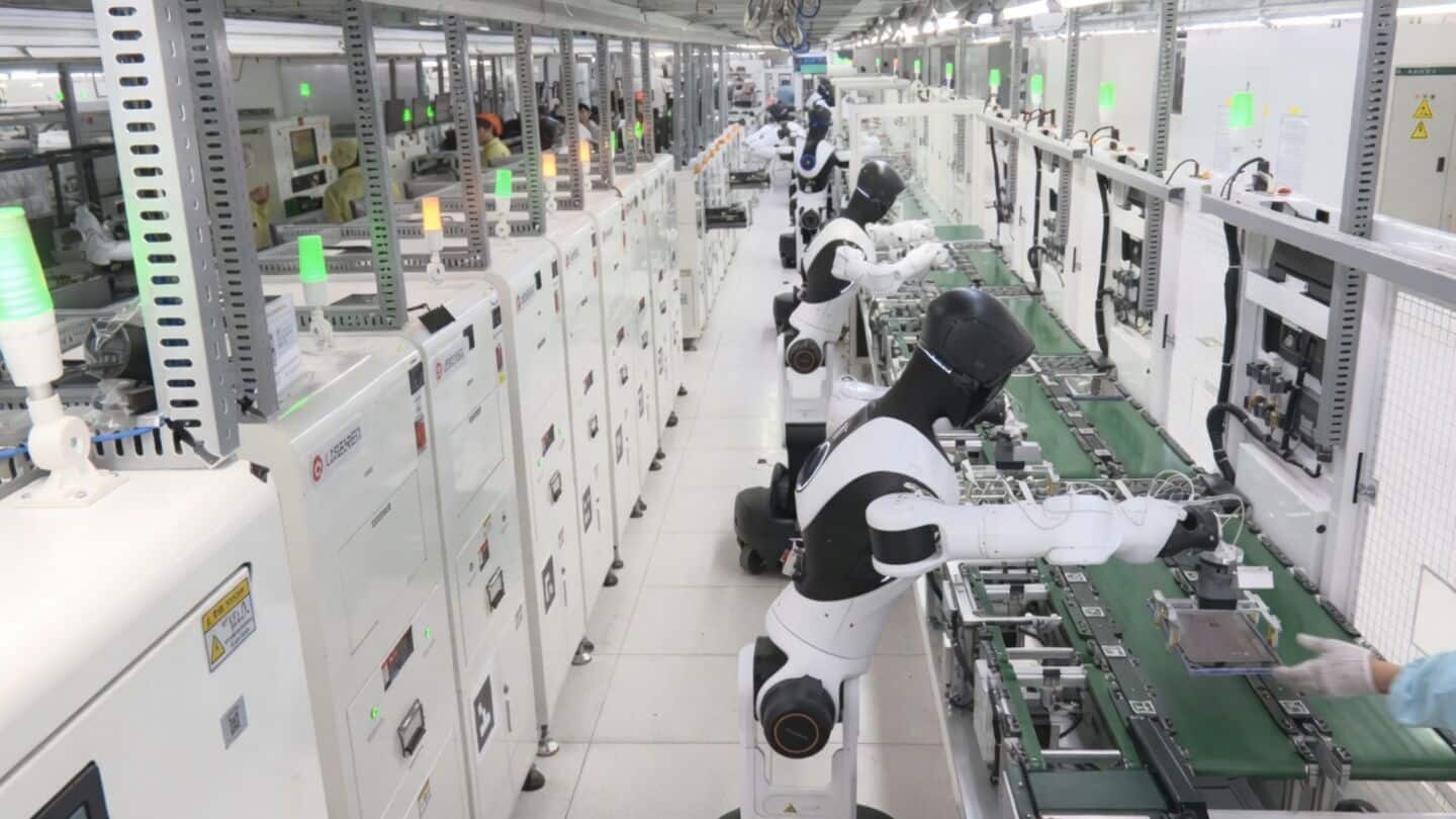 Agibot live streamed 8 G2 robots on tablet assembly line