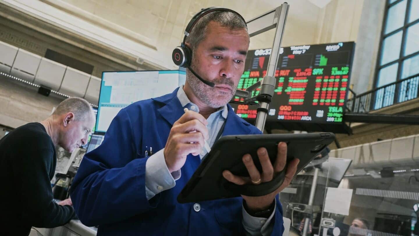Wall Street sees Dow jump 800 points as Nasdaq slips