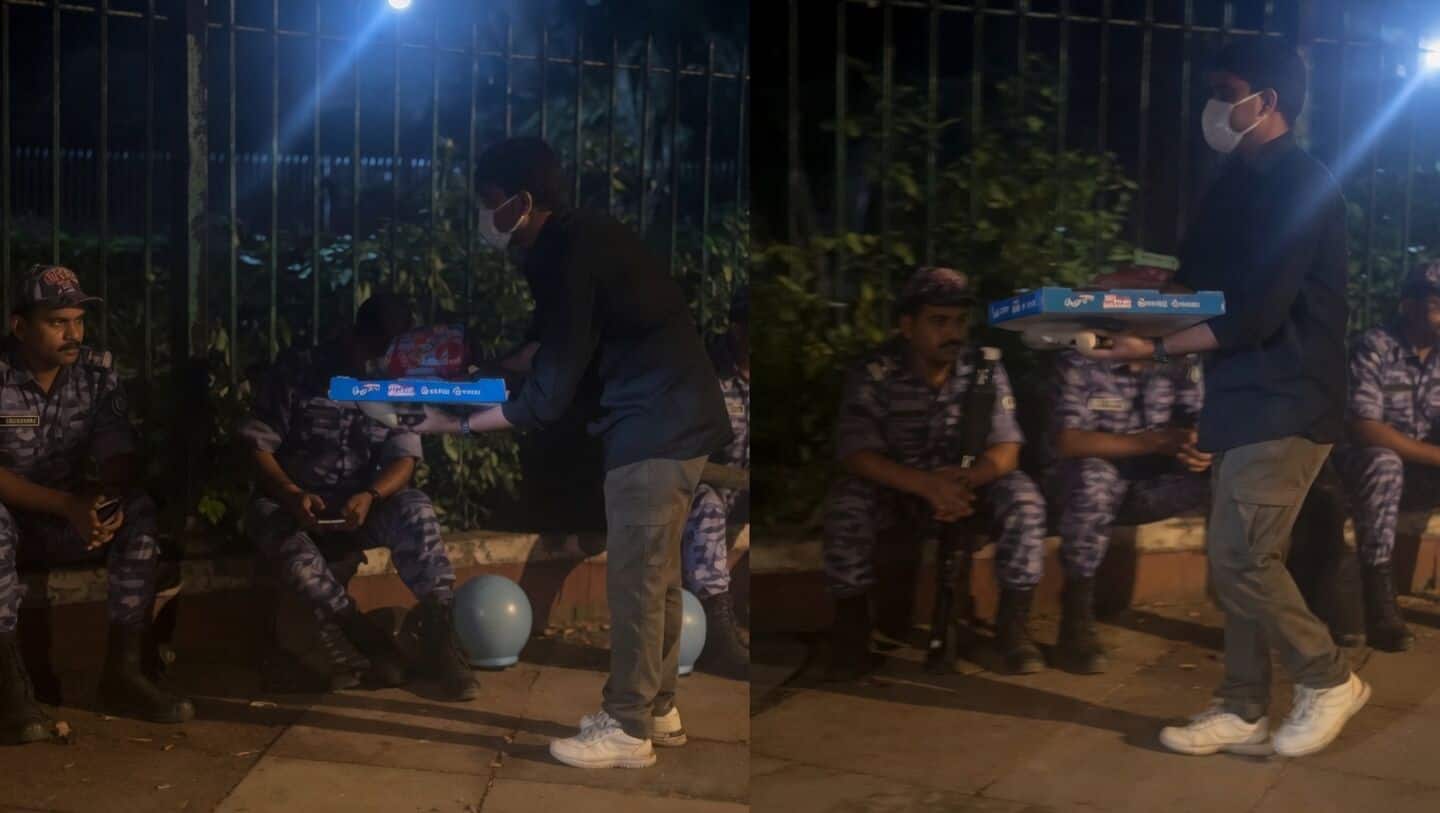 Cockroach Janta Party hands pizza to RAF at Delhi protest