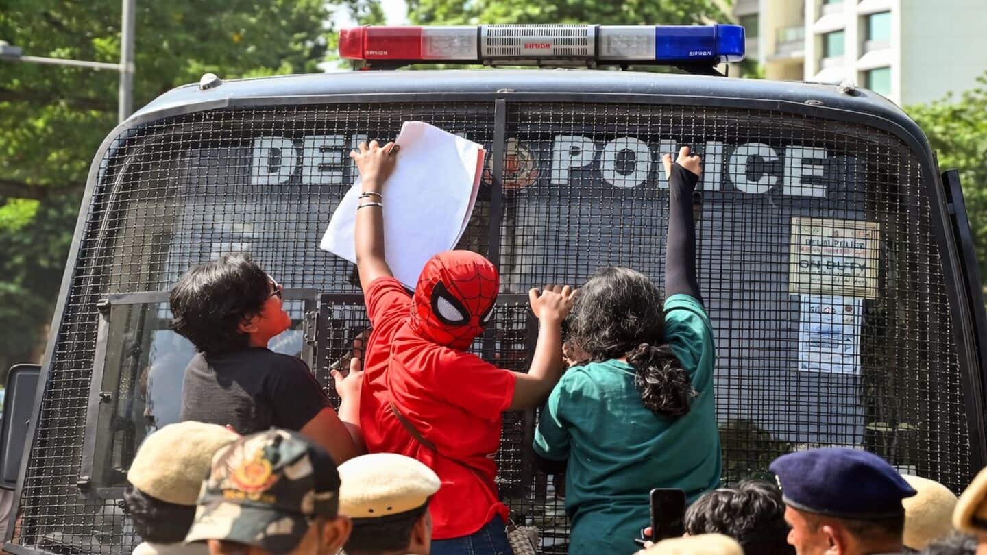 दिल्ली में प्रदर्शन के दौरान पुलिसकर्मी पर महिला पत्रकारों से बदतमीजी का आरोप, क्राइम ब्रांच को सौंपी जांच