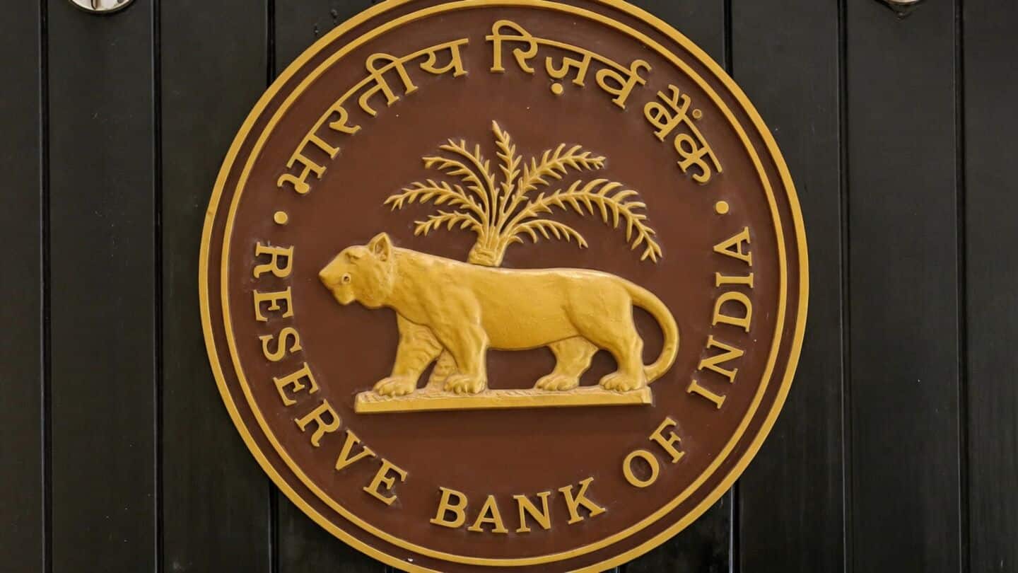 बैंकों ने विदेश में बसे भारतियों से जुटाए करीब 6,900 अरब रुपये के डॉलर