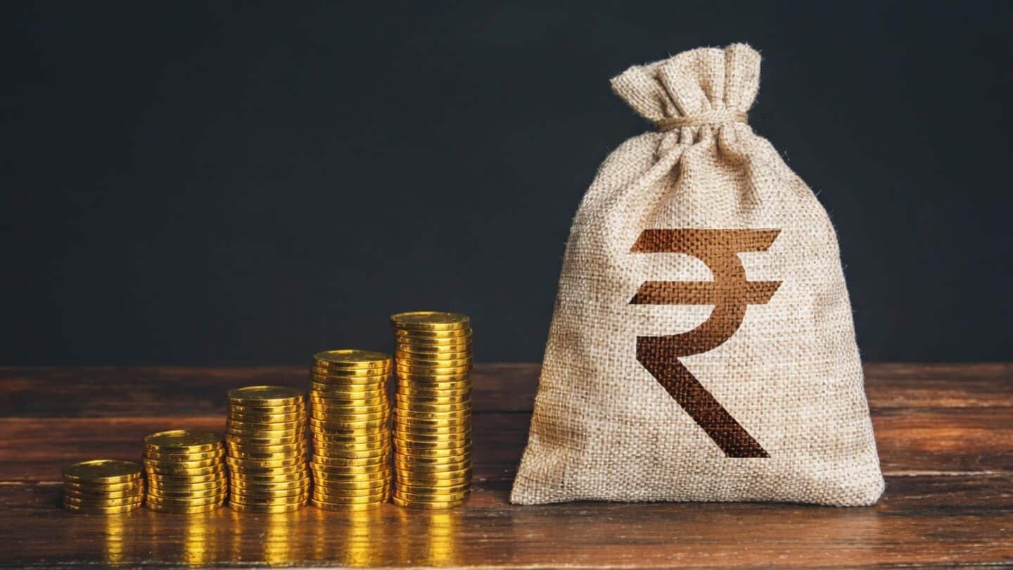 Rupee slips to 95.91 per US dollar amid foreign outflows