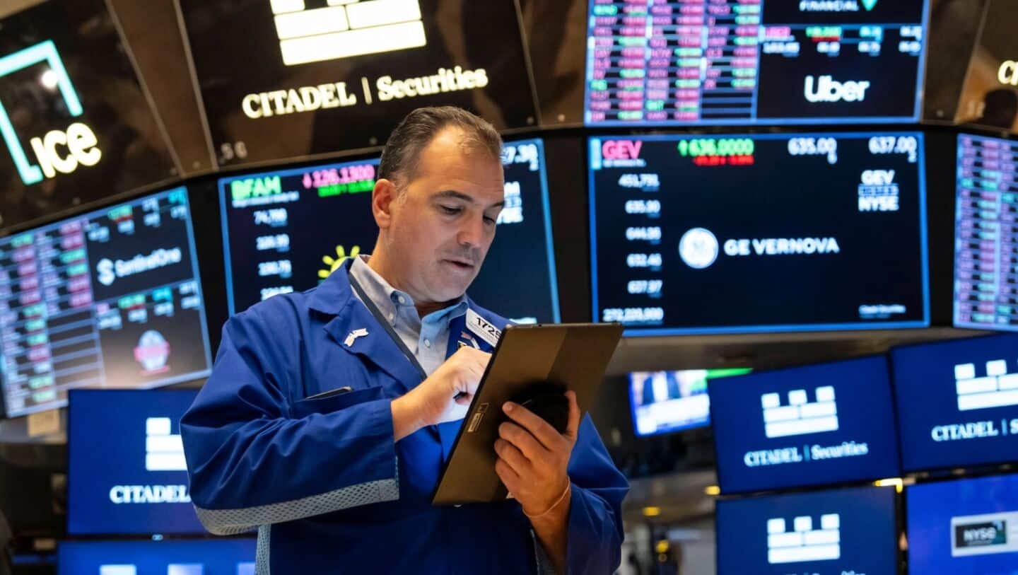 US stocks tumble as oil prices spike, yields rise