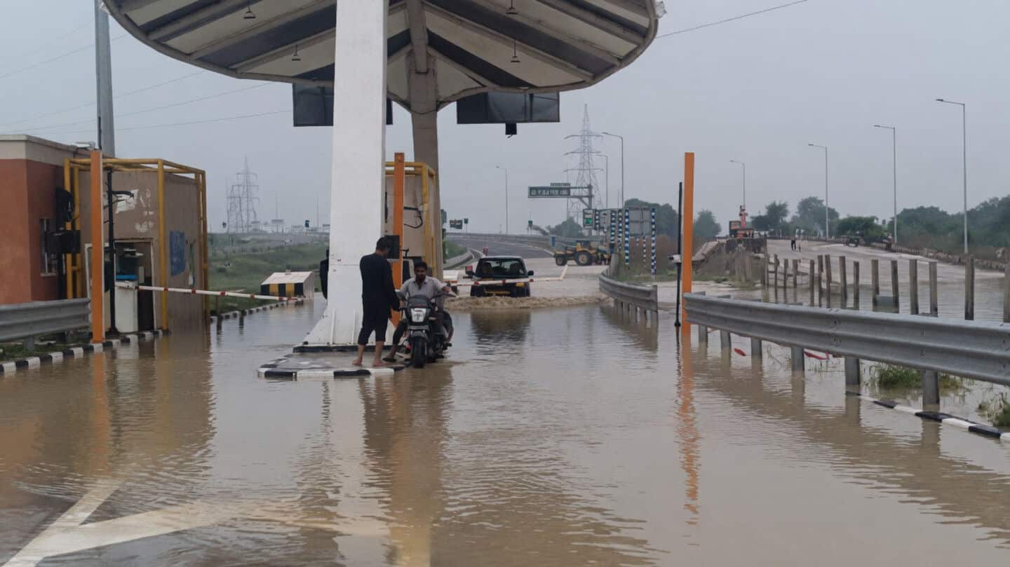 Heavy rain floods Ganga Expressway toll plaza near Bashiratganj