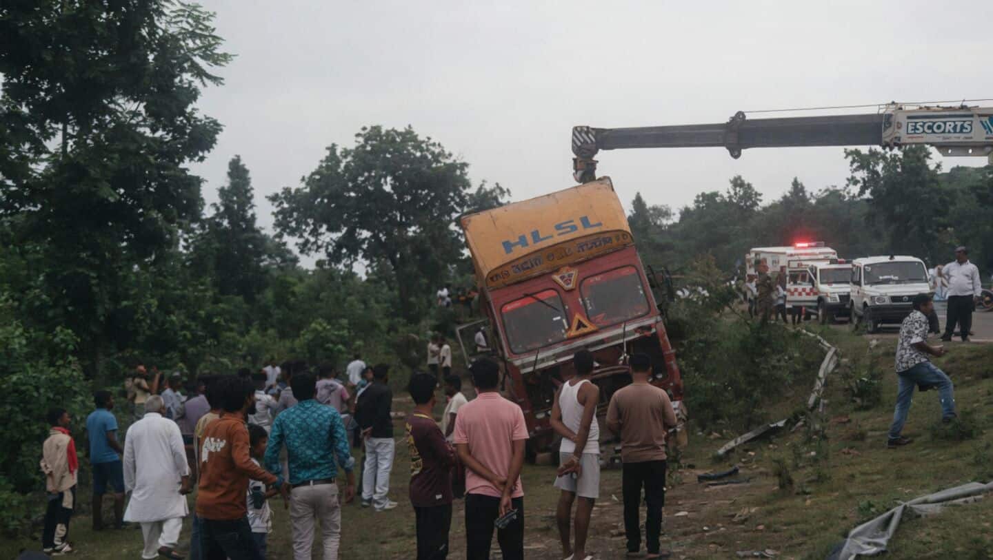 Auto-rickshaw collides head-on with container truck in Latehar, 7 dead