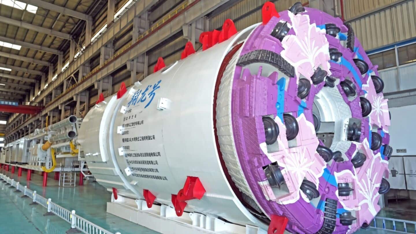 China unveils Xianglong, 1st locally built boring and blasting machine