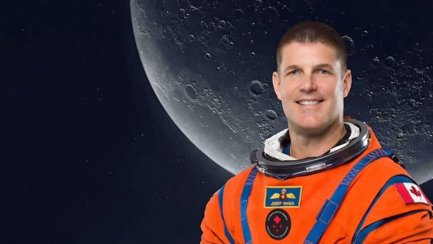 Jeremy Hansen receives NASA gold pin before Artemis II mission