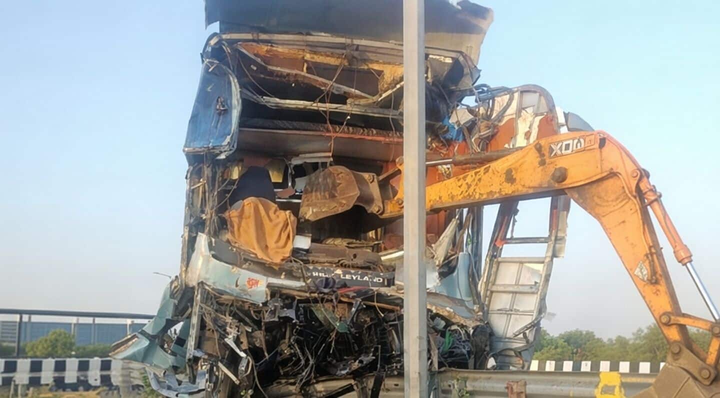 हादसों का हाईवे: अलवर में केमिकल ट्रक से भिड़ी बस, 3 की मौत, 30 से ज़्यादा घायल