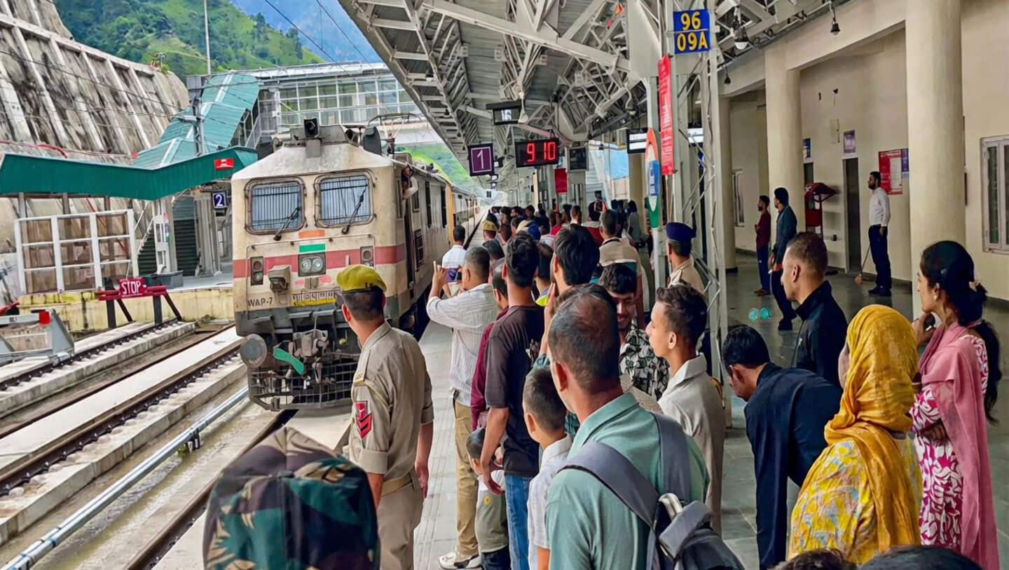 RPF may fine up to ₹2,000 for boarding moving trains