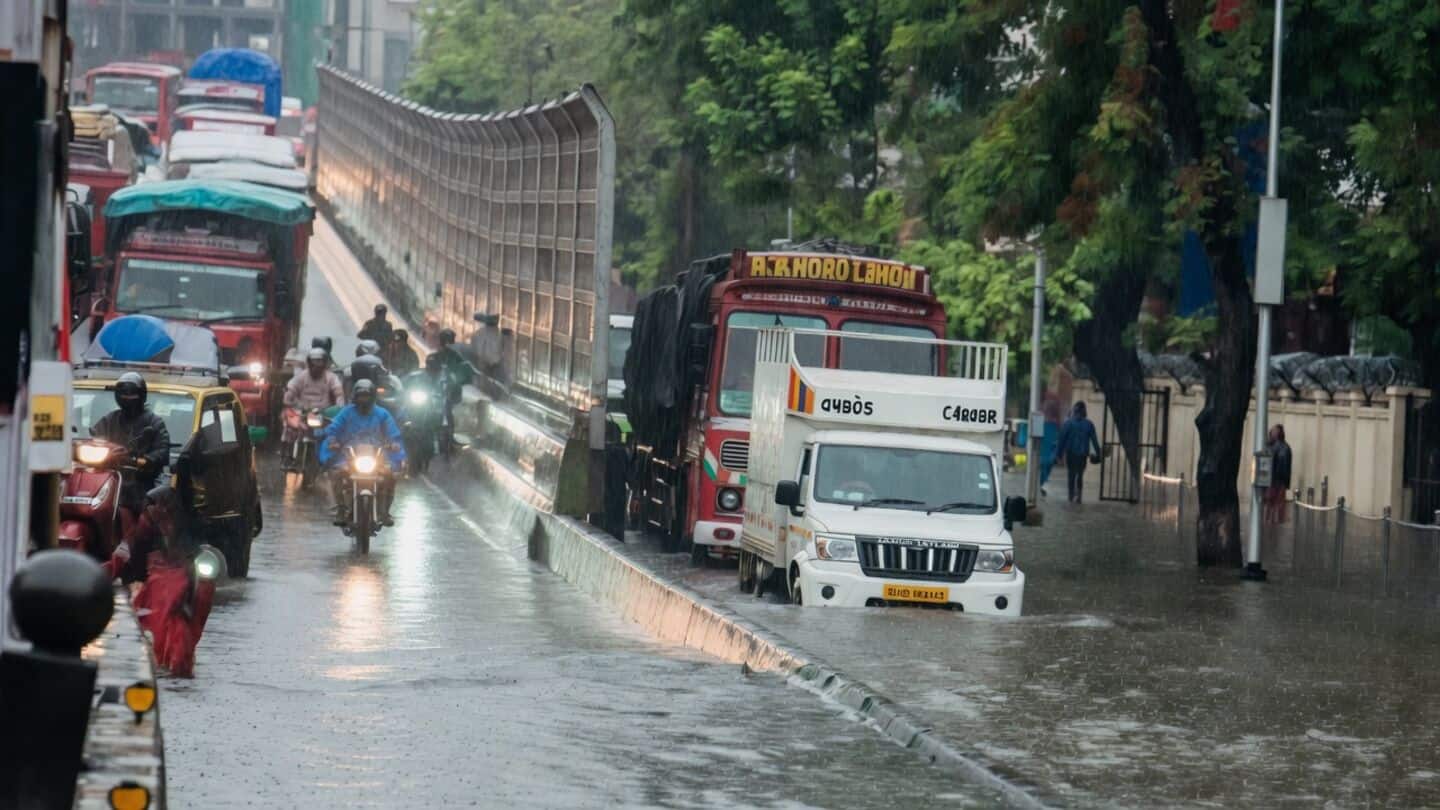 मुंबई में 'रेड अलर्ट'; रातभर बारिश से शहर पानी-पानी, सड़कें बनीं दरिया
