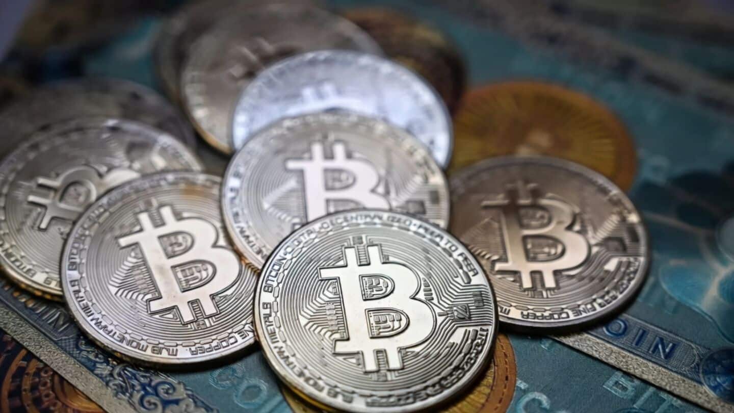 Bitcoin trades near $85,000 as US spot ETFs see $2.84B