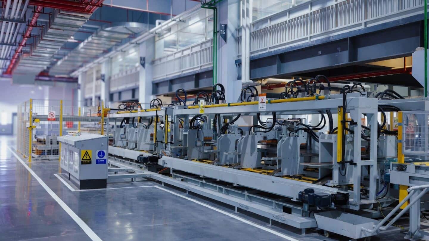 China manufacturing posts strongest quarter as PMI averages 51.9