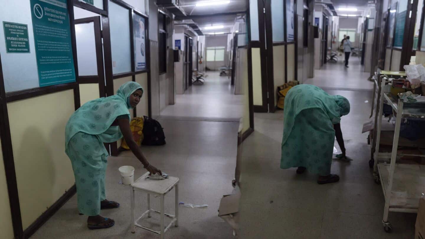 Video shows patient's mother cleaning floor at Damoh District Hospital