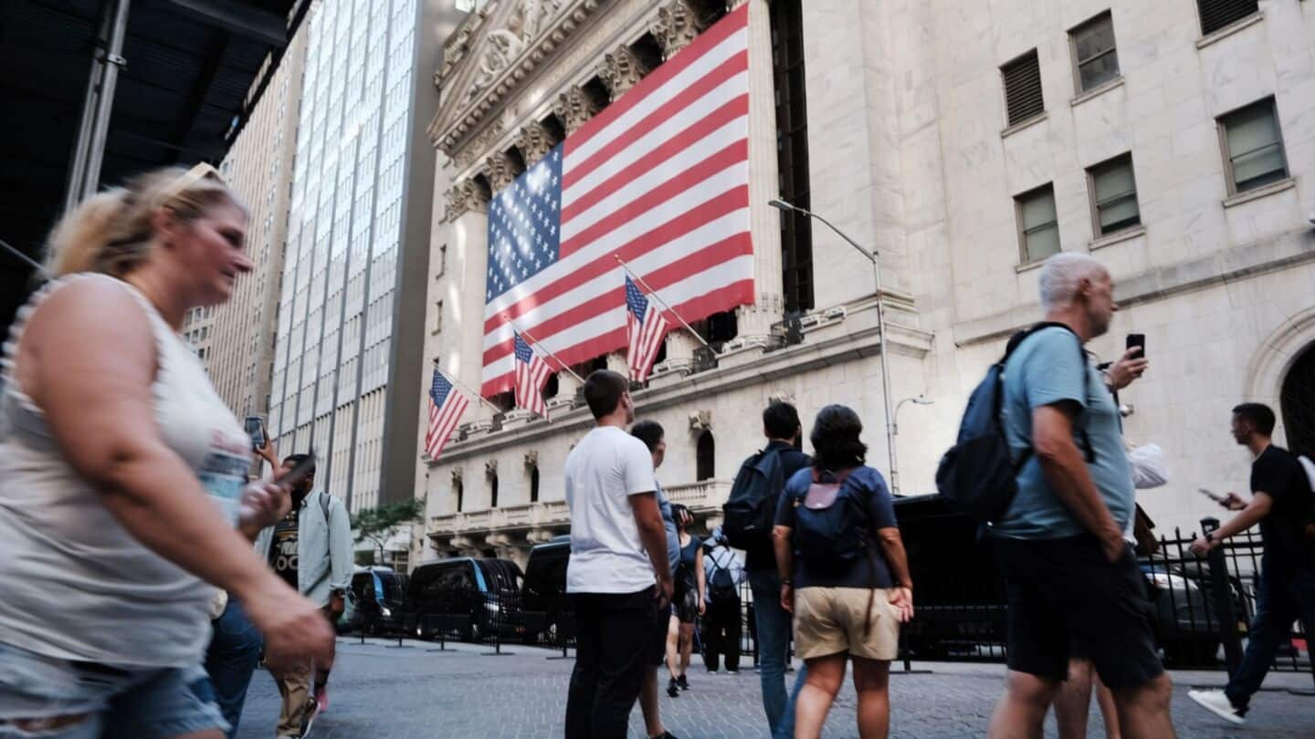 US job openings fall to 7.36 million in June