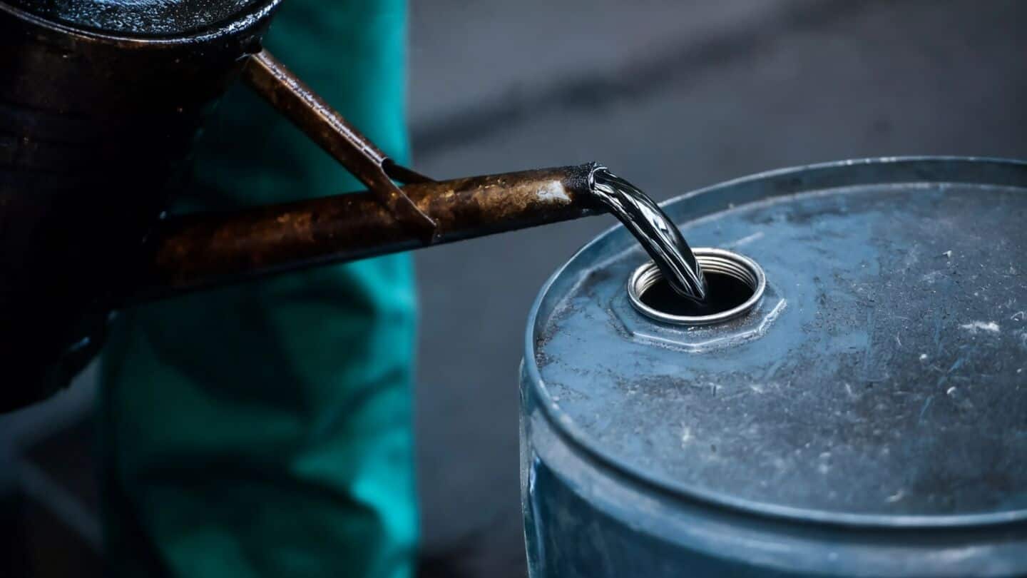 Oil prices dip after 3-week high amid Middle East tensions