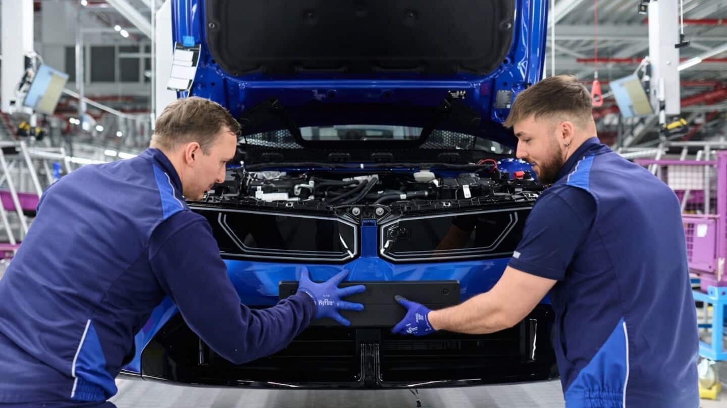 BMW begins Neue Klasse all-electric i3 mass production in Munich
