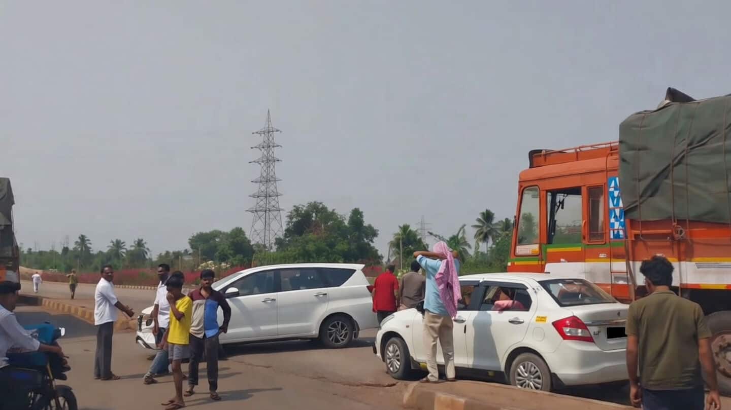 Garlic-laden truck loses control on Vijayanagara highway, kills 4