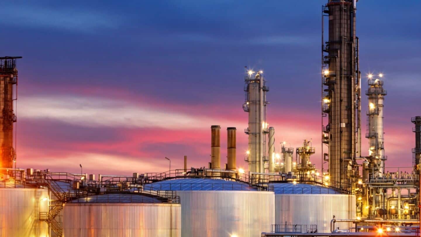 Oman expands Duqm oil storage to attract producers avoiding Hormuz