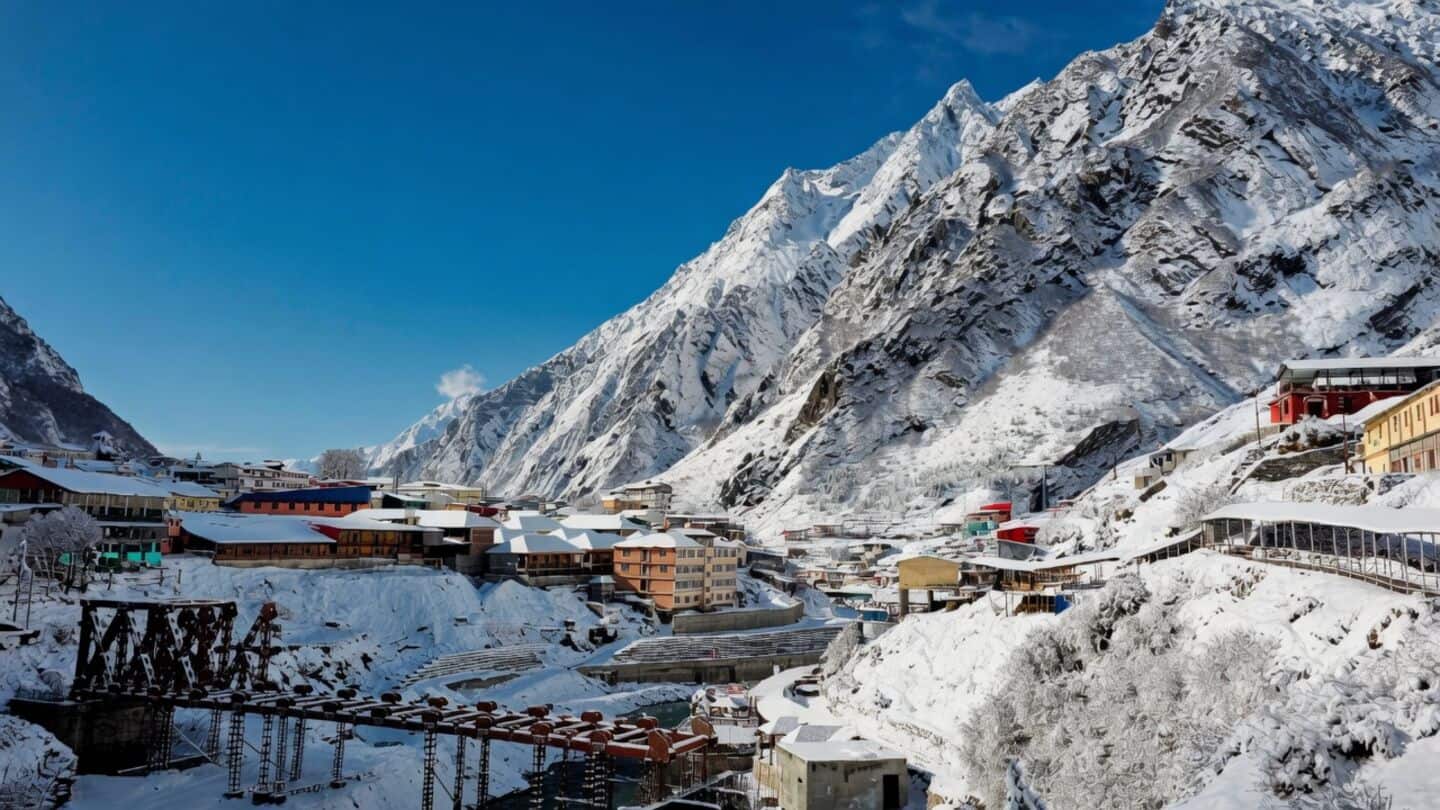 Early snowfall and heavy rain disrupt travel across northern India