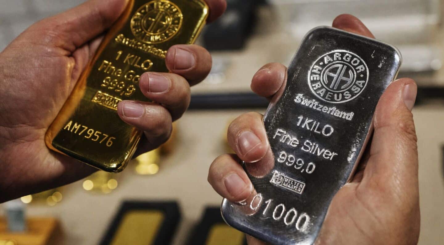 Gold at $3,955 below $4,000 as Fed fears hit metals
