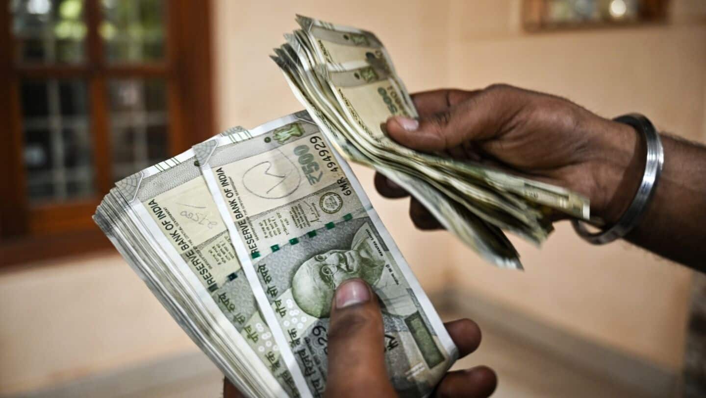 RBI accuses banks of worsening rupee slump, $30 billion positions unwound