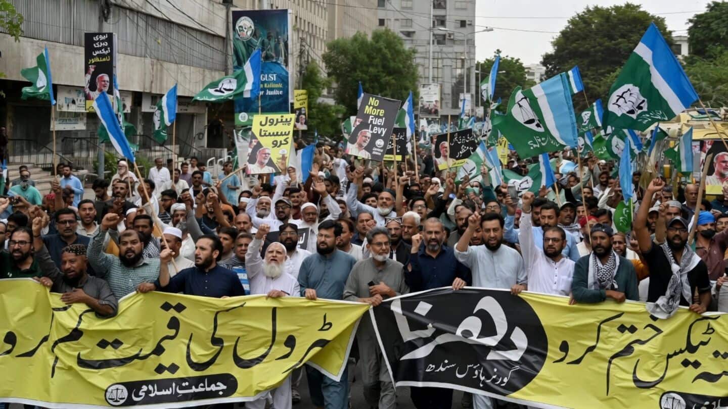 Karachi bans gatherings over 5 ahead of Imran Khan protest