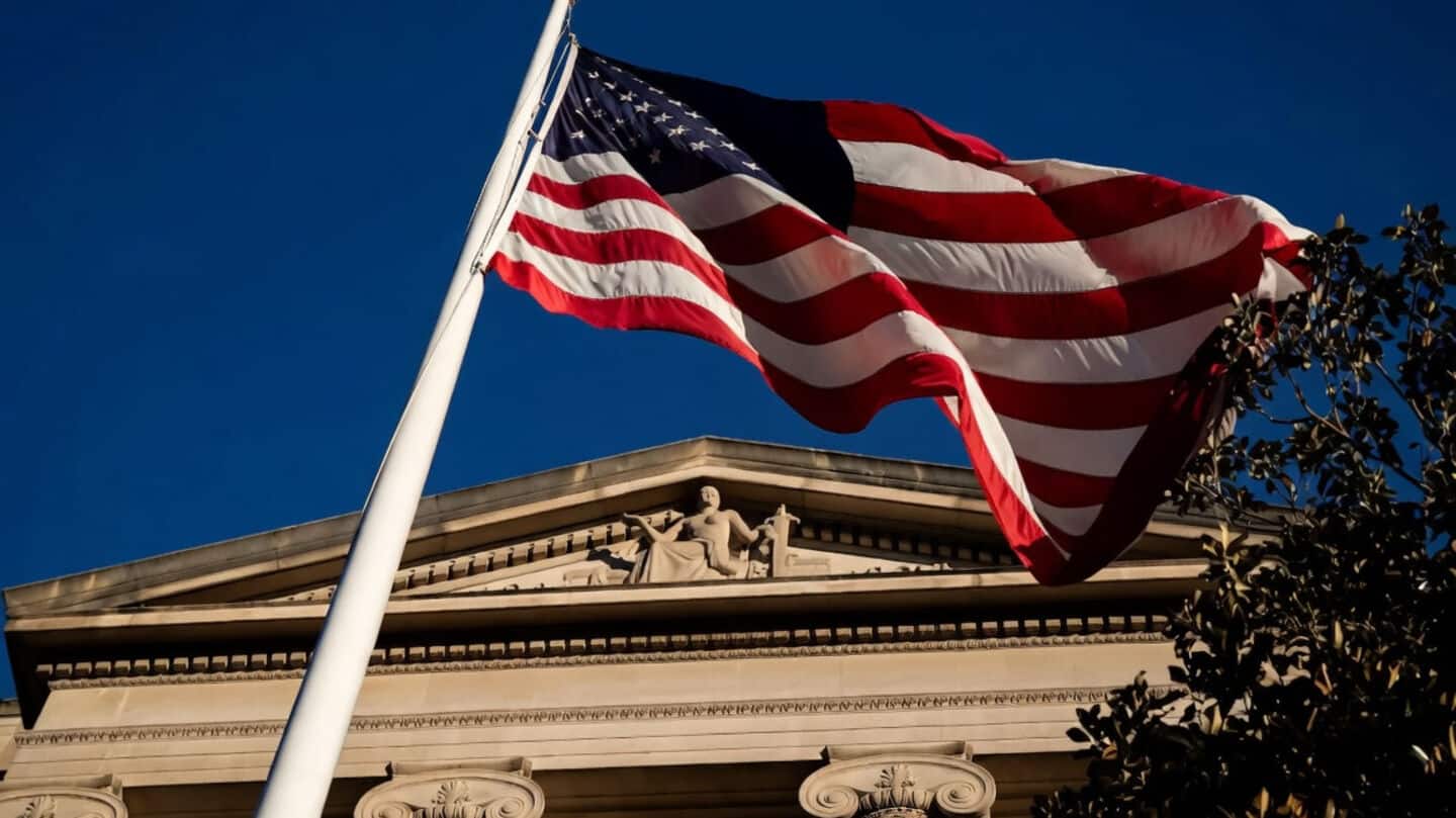 US job market steady as weekly claims fall to 197,000