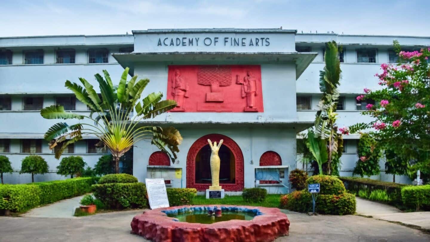 BJP workers repaint Kolkata's Academy of Fine Arts counter saffron