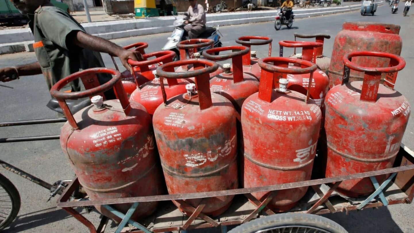 India boosts refinery output as over 71,000 LPG cylinders sold