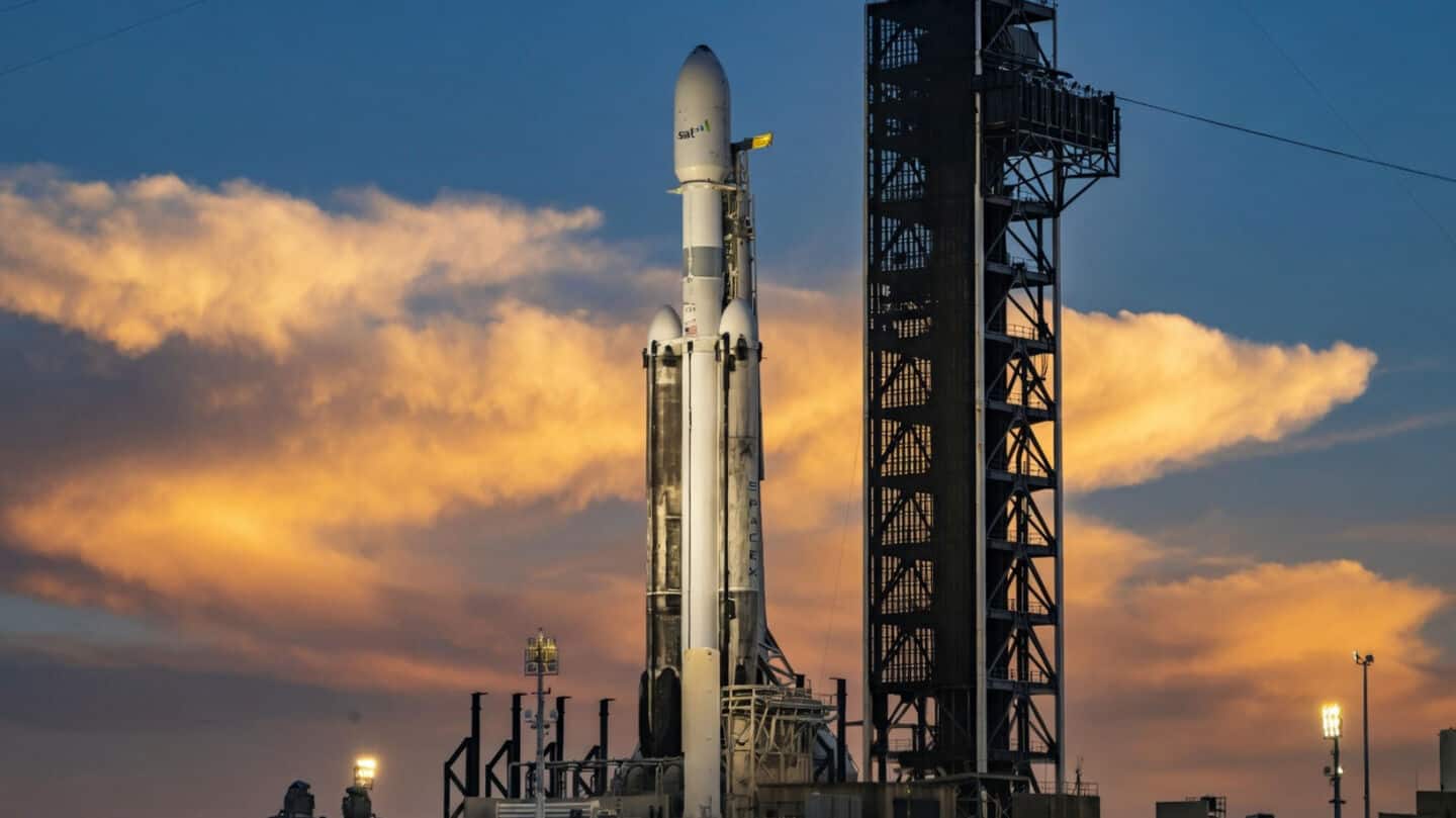 SpaceX relaunches Falcon Heavy at Kennedy Space Center April 27