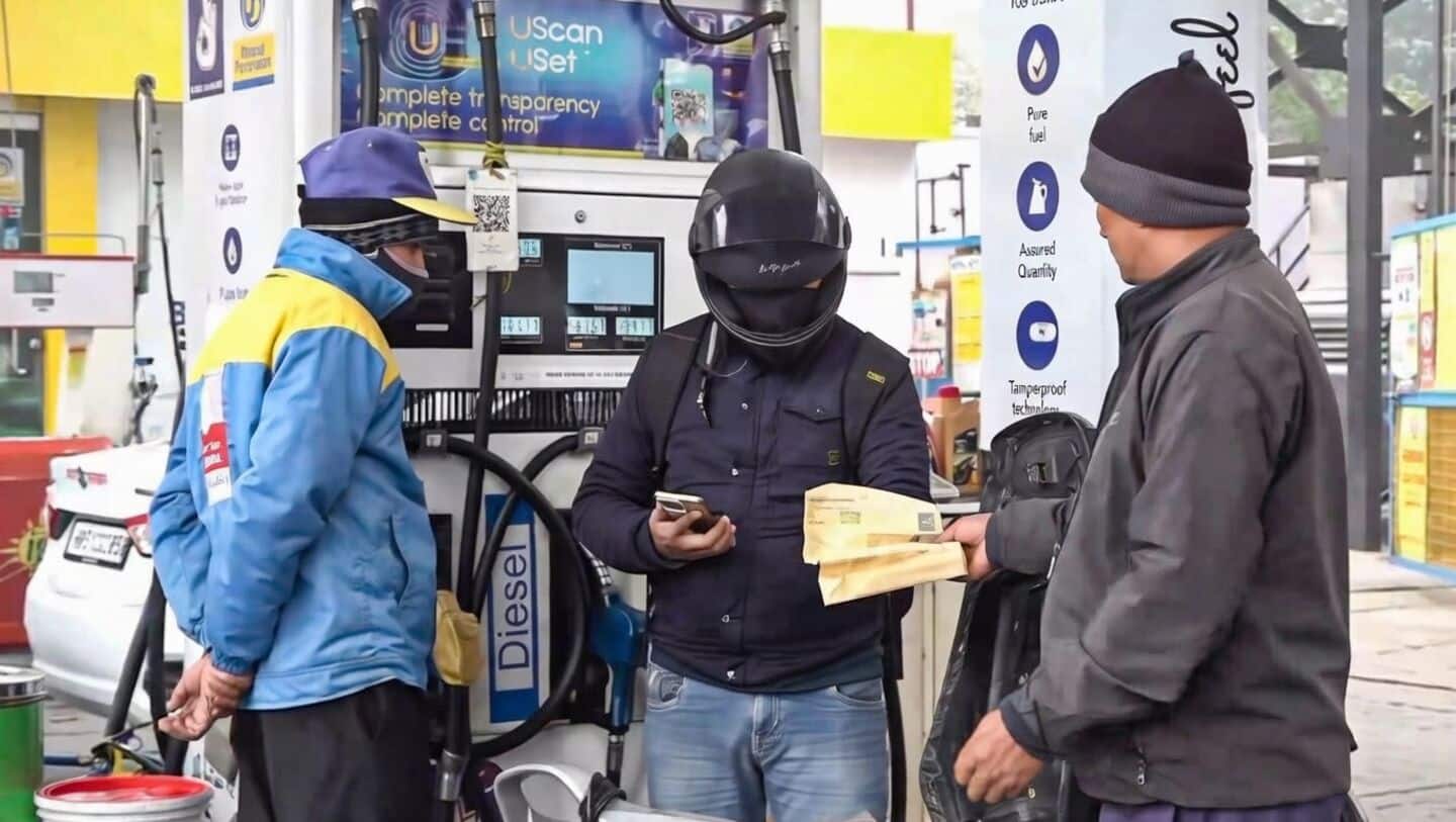 Greater Noida pump sold water mixed gasoline, vehicles broke down