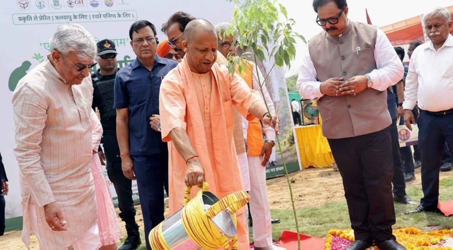 Uttar Pradesh plants over 5cr saplings in a single day