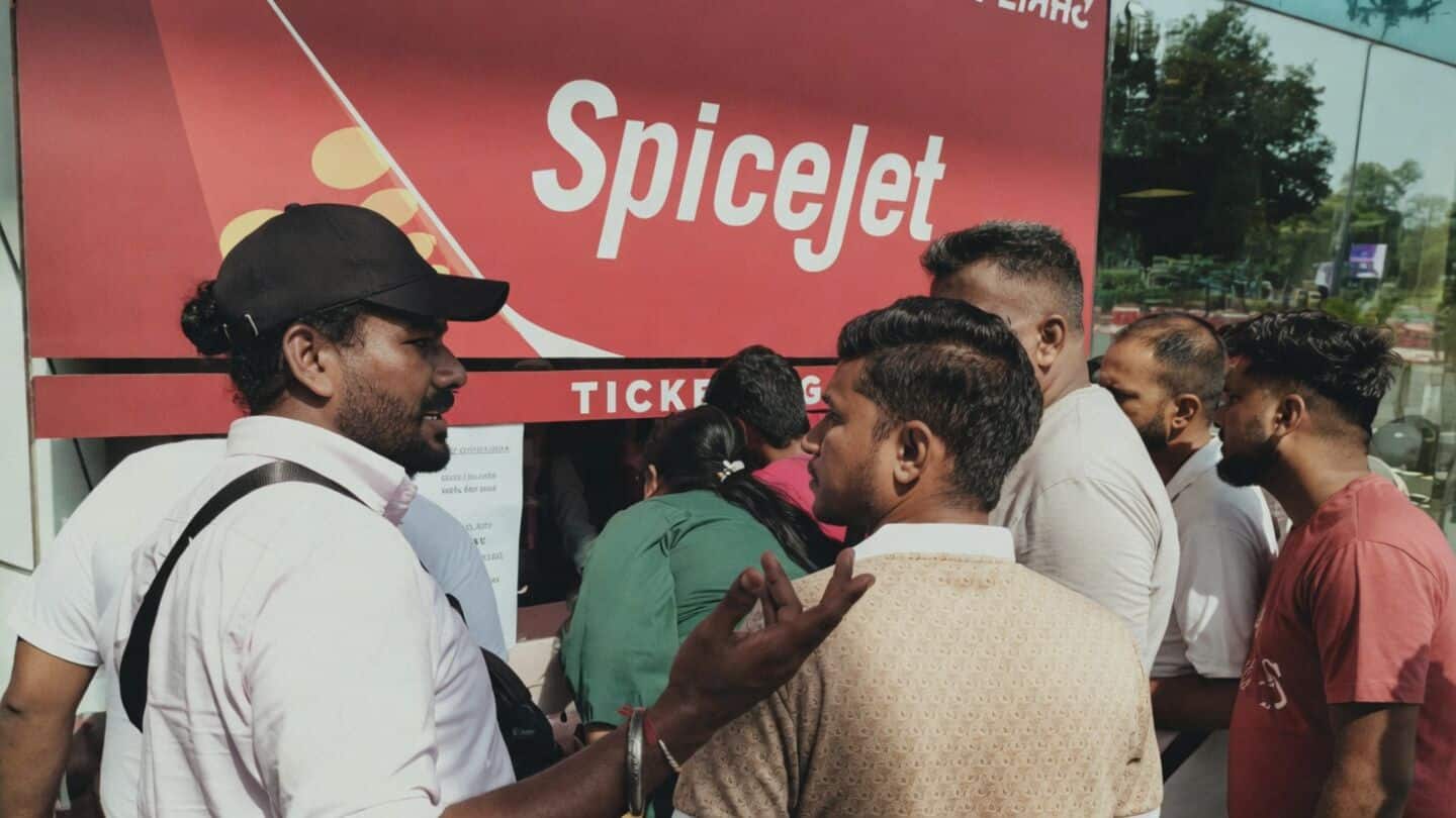 स्पाइसजेट की अमृतसर-दुबई उड़ान में हुई 18 घंटे की देरी, यात्रियों को हवाई अड्डे पर बेसहारा छोड़ा