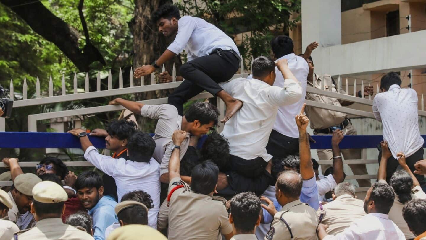 Clashes at HPU after ABVP mock funeral over fee hike