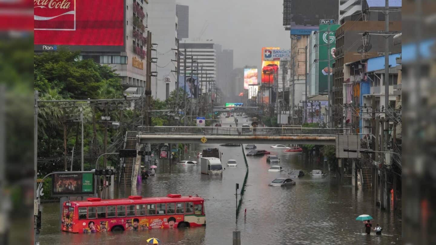 Over 330mm of rain flood Bangkok, affecting 52,000 households