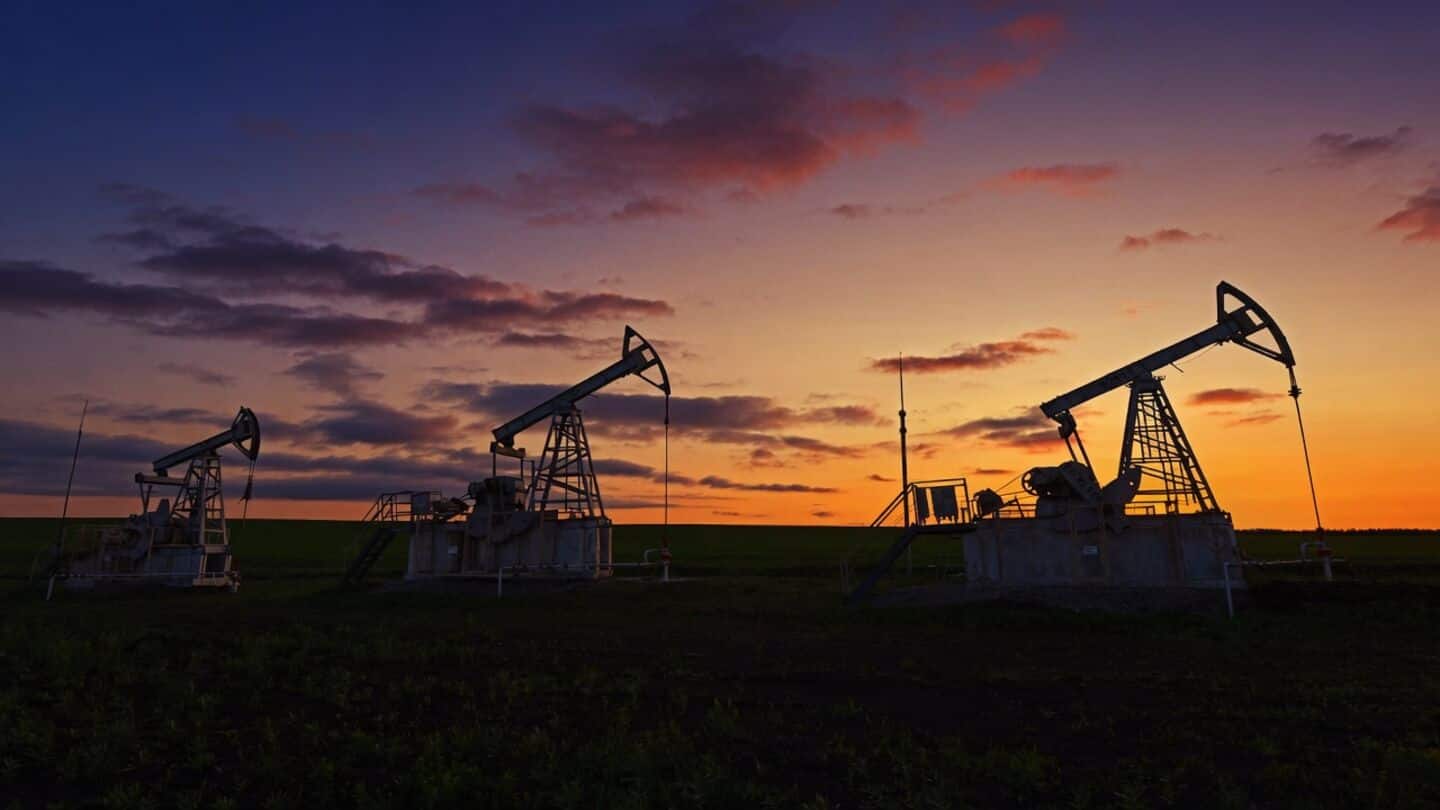 Oil falls 3rd straight day after US Iran talks