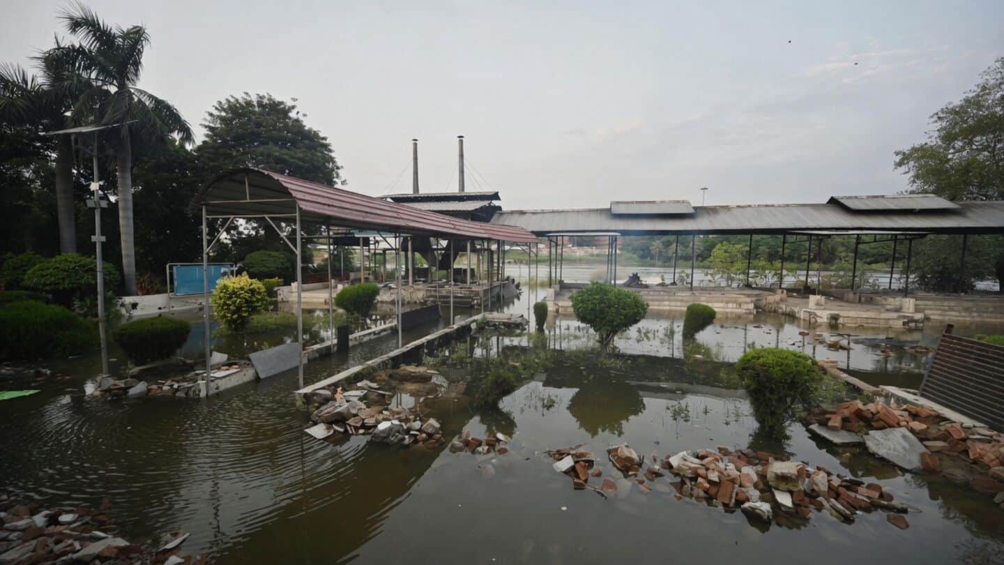 Gomti overflow in Lucknow submerges cremation platforms, hindering last rites