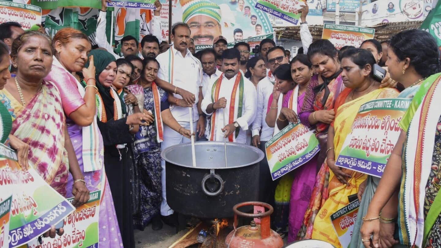 Congress cooks on firewood in Karimnagar to protest LPG hike