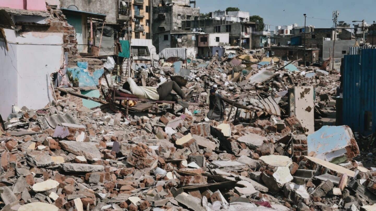सूरत में 100 घर हुए जमींदोज, 50 को किया गया गिरफ्तार