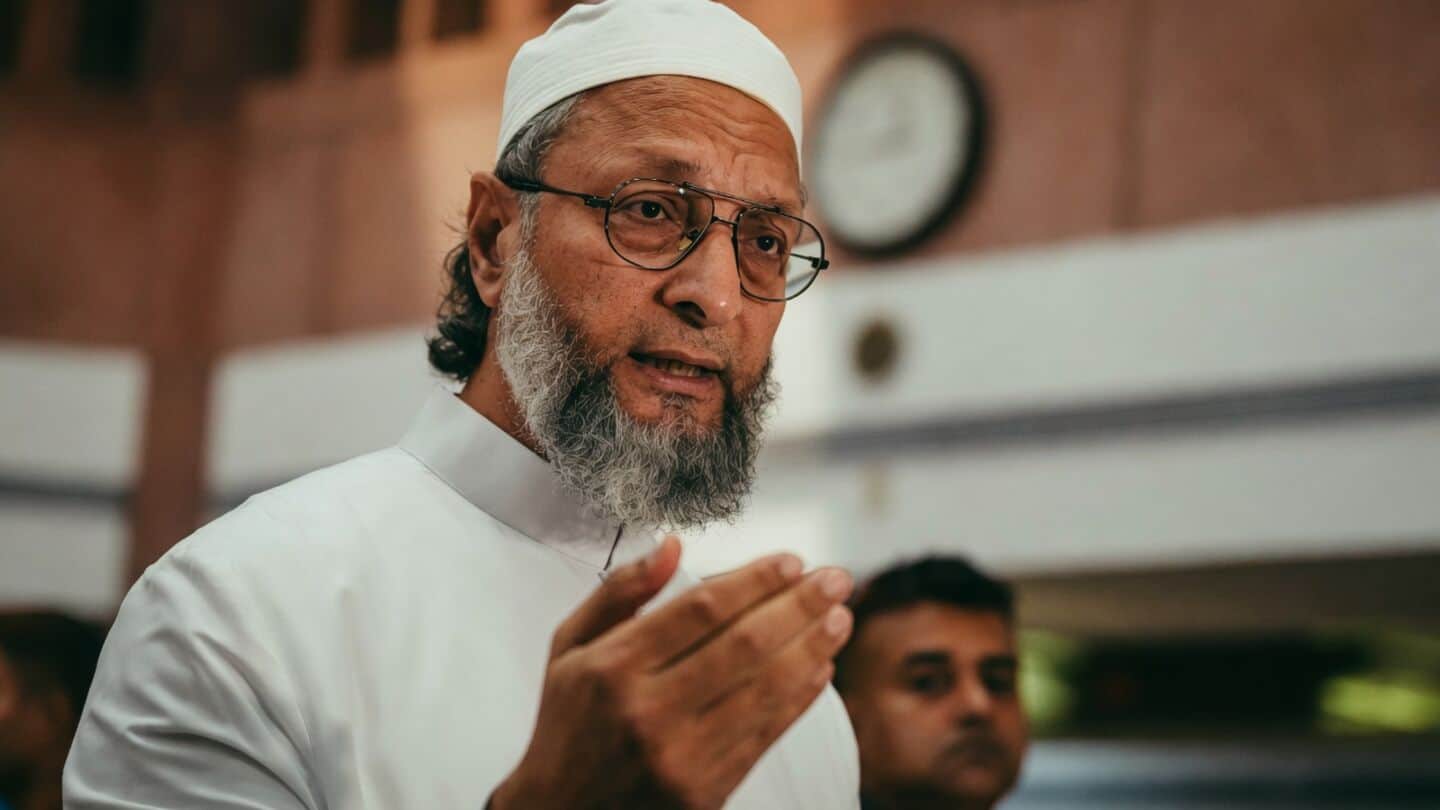 Asaduddin Owaisi convoy crash injures 4 to 5 in Bhopal